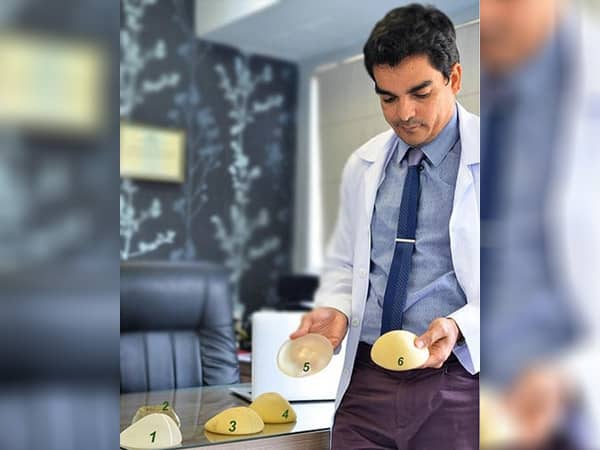 Próteses de poliuretano Dr Moises com alguns tipos de prótese de silicone