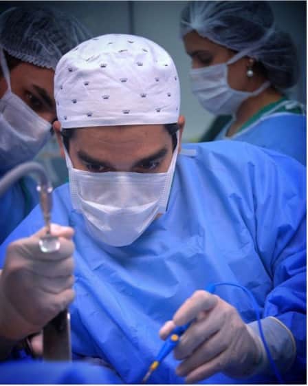 Cirurgia com a prótese redonda extra-alta