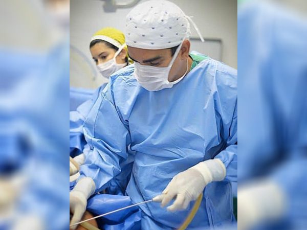 Cirurgias plásticas combinadas O instrumento na minha mão é uma cânula, aspirando a gordura que passa pela mangueira e vai ser coletada em um frasco.