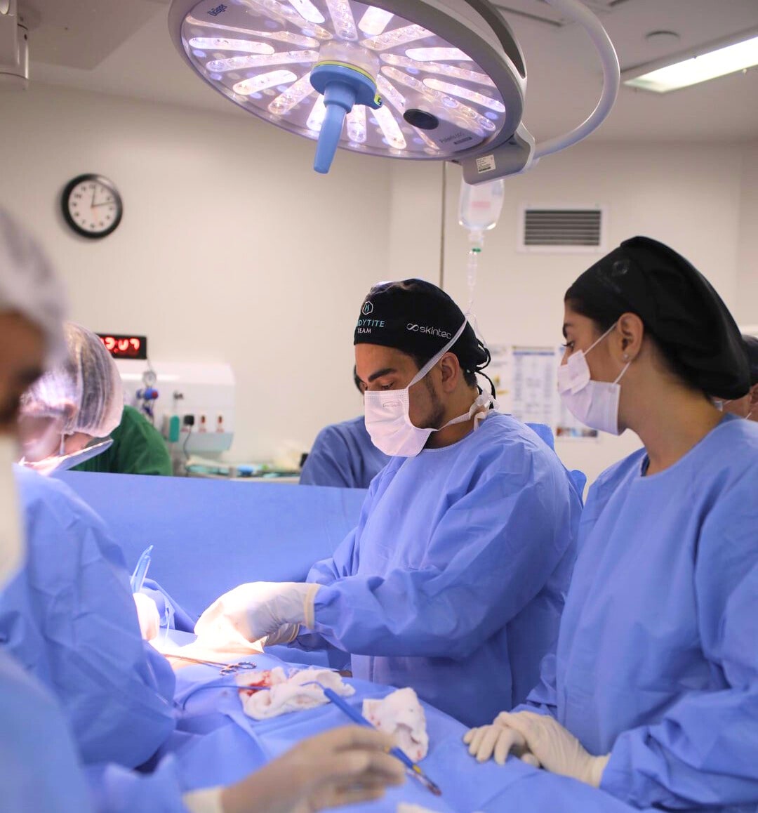 equipe de cirurgia plastica no rio de janeiro no centro cirurgico operando 3