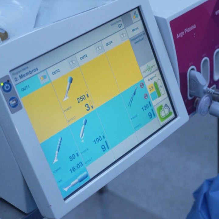 Dr. Moises de Melo operando tecnologia em centro cirúrgico hospitalar para tratamento de flacidez.