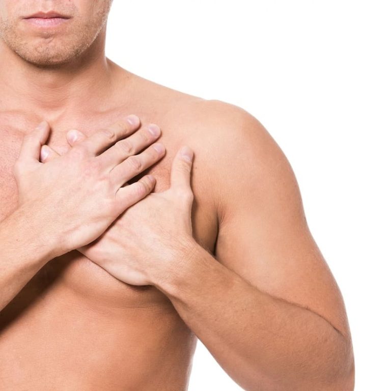 Homem com dor no peito ginecomastia
